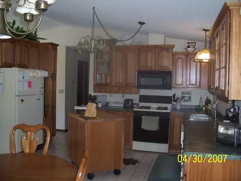1610 Hillcourt E, Williston, ND 58801 photo 2