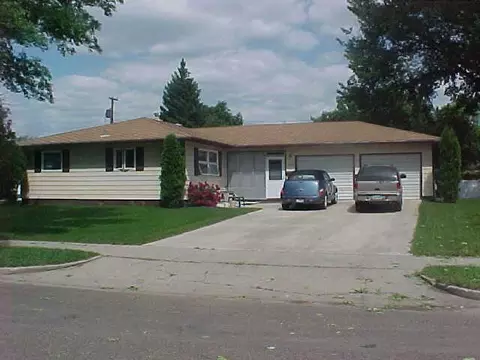 1620 2nd Ave E, Williston, ND 58801 photo 1