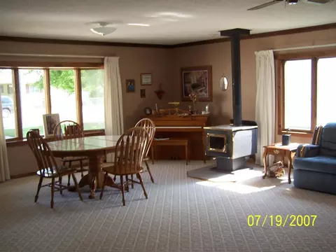 826 Park Pl, Williston, ND 58801 photo 2