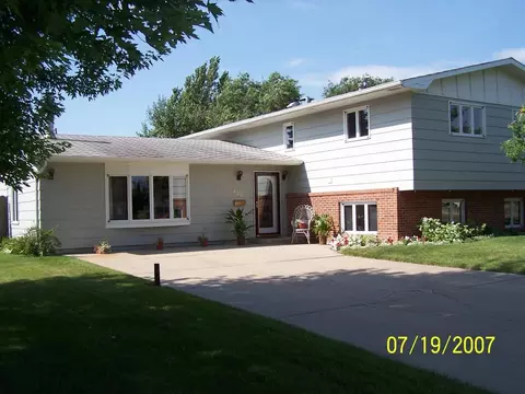 826 Park Pl, Williston, ND 58801 photo 1