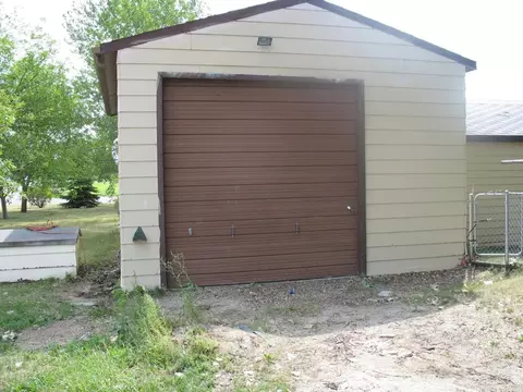 2319 7th Ave E, Williston, ND 58801 photo 3