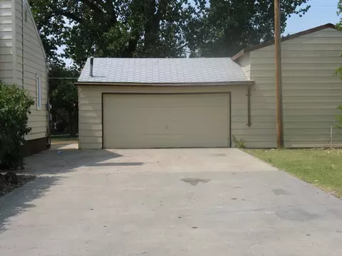 2319 7th Ave E, Williston, ND 58801 photo 2