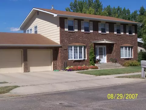 1811 Crest St, Williston, ND 58801 photo 1