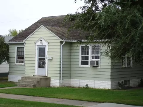 923 4th St W, Williston, ND 58801 photo 1