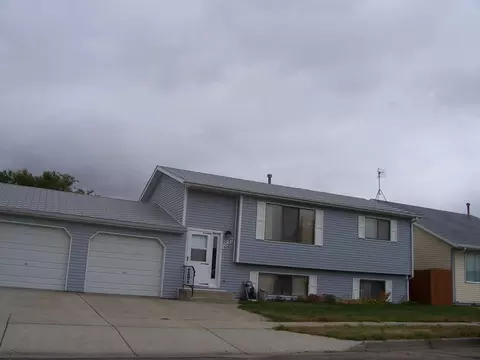 1807 29th St W, Williston, ND 58801 photo 1