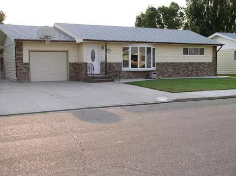 1906 1st Ave E, Williston, ND 58801 photo 1