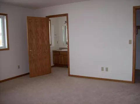 2114 Sand Creek Dr, Williston, ND 58801 photo 5