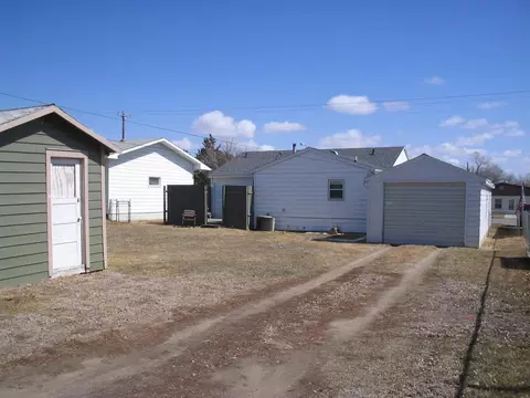 509 9th Ave W, Williston, ND 58801 photo 2