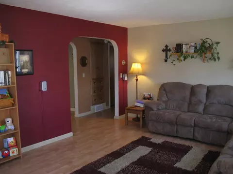 509 9th Ave W, Williston, ND 58801 photo 4