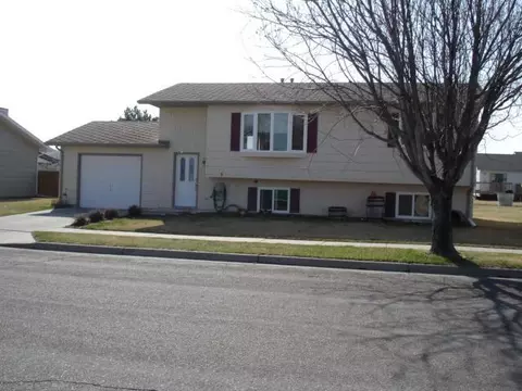 2317 17th Cir W, Williston, ND 58801 photo 1