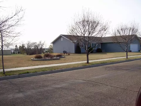 2702 Skyway Ct, Williston, ND 58801 photo 3