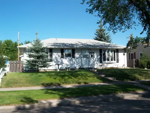 914 15th Ave W, Williston, ND 58801 photo 1