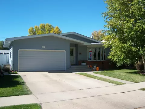 1617 2nd Ave E, Williston, ND 58801 photo 1