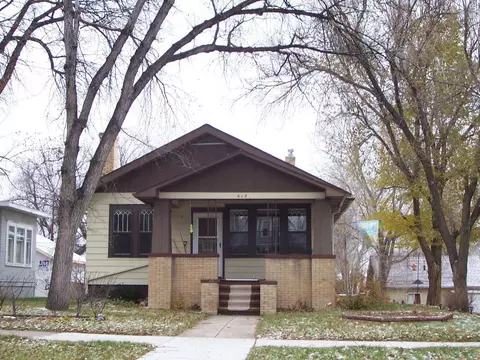 612 2nd Ave E, Williston, ND 58801 photo 1