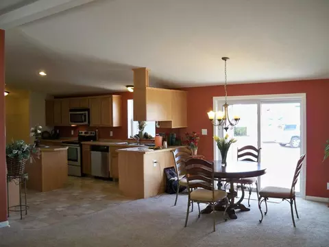 2405 12th Ave W, Williston, ND 58801 photo 2