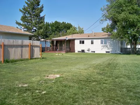 637 17th Ave W, Williston, ND 58801 photo 2