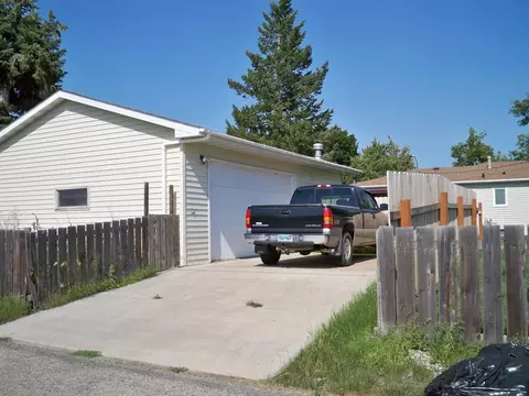 637 17th Ave W, Williston, ND 58801 photo 3