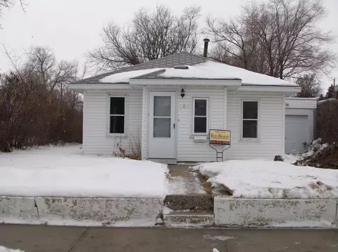 909 6th Ave W, Williston, ND 58801 photo 1