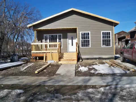818 4th St W, Williston, ND 58801 photo 1
