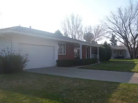 1322 E Hillcourt, Williston, ND 58801 photo 2