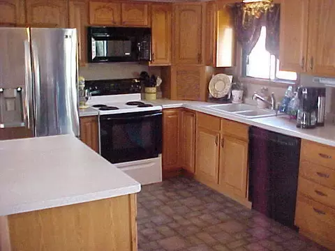 2305 University Ave, Williston, ND 58801 photo 3