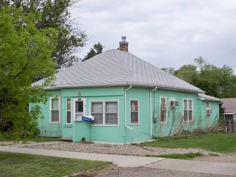 416 4th Ave W, Williston, ND 58801 photo 1