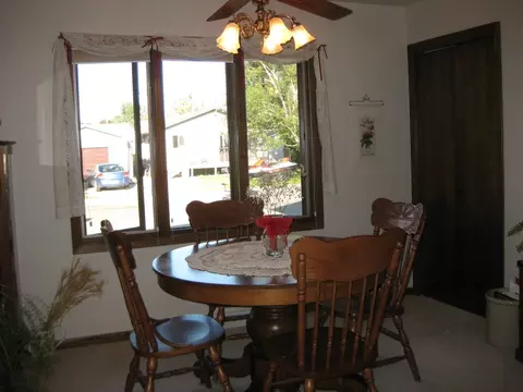 2113 7th Ave E, Williston, ND 58801 photo 2