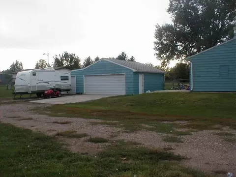 412 42nd St E, Williston, ND 58801 photo 2