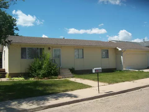 1911 9th Ave E, Williston, ND 58801 photo 2