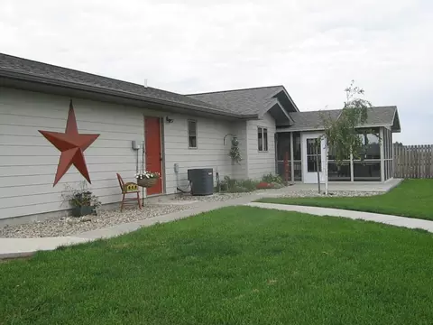 4930 Lake View Loop, Williston, ND 58801 photo 3