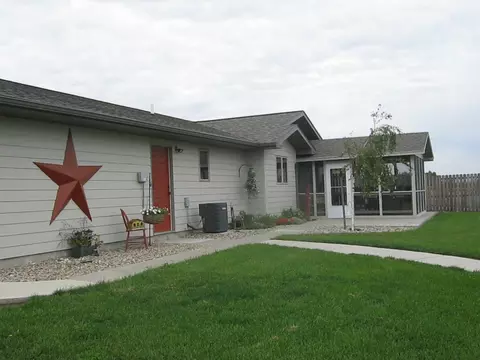 4930 Lake View Loop, Williston, ND 58801 photo 2