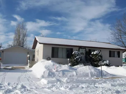 2119 8th Ave E, Williston, ND 58801 photo 1