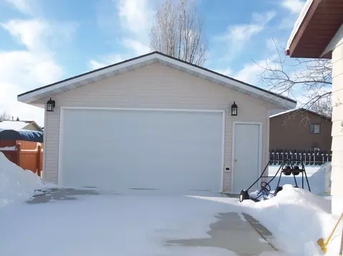 2119 8th Ave E, Williston, ND 58801 photo 2