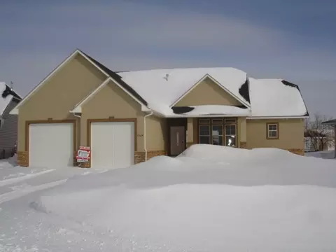 1524 Creekside Dr W, Williston, ND 58801 photo 1