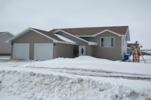 2427 17th Ave W, Williston, ND 58801 photo 1