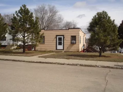 916 6th Ave E, Williston, ND 58801 photo 1