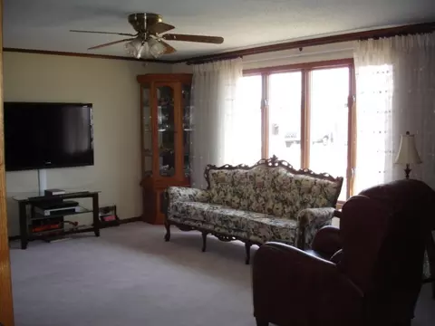1811 Sioux St, Williston, ND 58801 photo 3