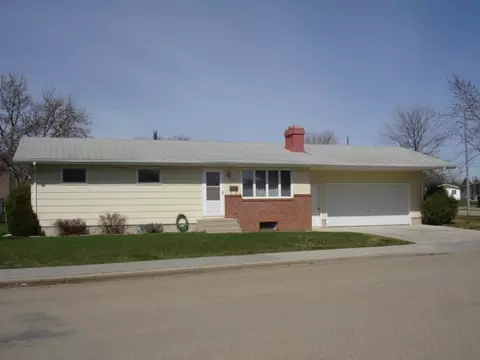 1821 8th Ave W, Williston, ND 58801 photo 1