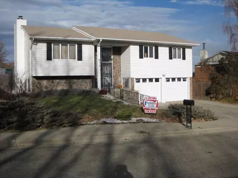 613 9th St E, Williston, ND 58801 photo 1