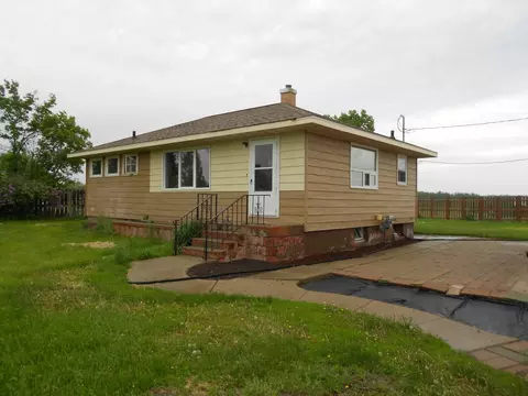 305 42nd St E, Williston, ND 58801 photo 2