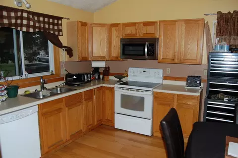 1828 28th St W, Williston, ND 58801 photo 2