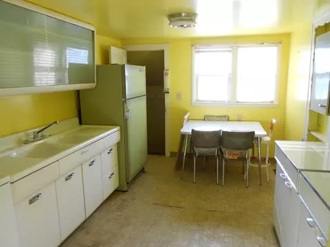 814 8th Ave W, Williston, ND 58801 photo 2