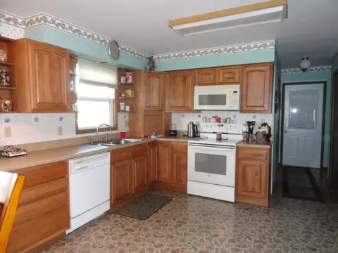 324 18th St E, Williston, ND 58801 photo 2