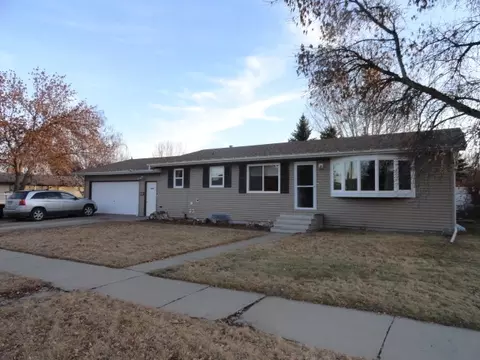 324 18th St E, Williston, ND 58801 photo 1