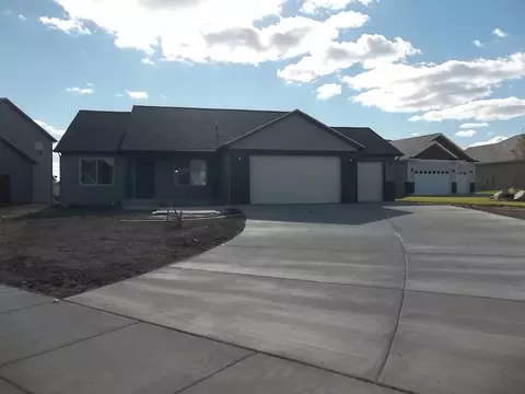 1603 Creekside Dr W, Williston, ND 58801 photo 1