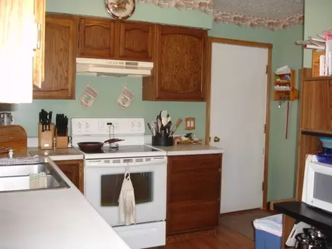 706 25th St E, Williston, ND 58801 photo 3