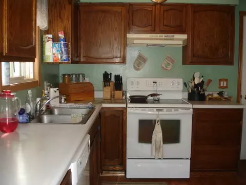 706 25th St E, Williston, ND 58801 photo 2