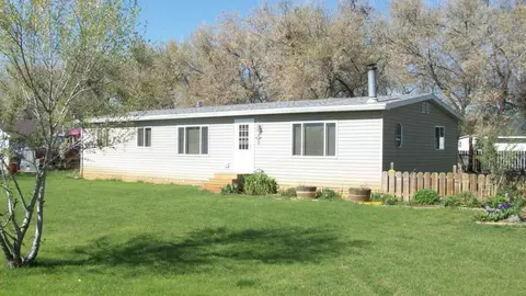 3315 9th Ave E, Williston, ND 58801 photo 1