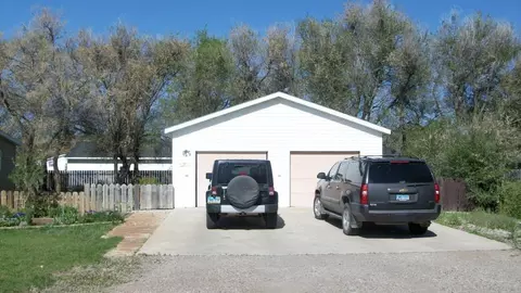 3315 9th Ave E, Williston, ND 58801 photo 2