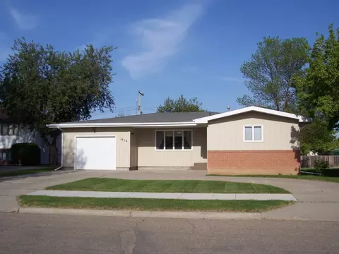 1914 2nd Ave E, Williston, ND 58801 photo 1